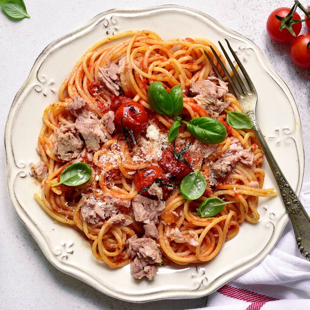 Spaghetti  al tonno e foglie di capperi