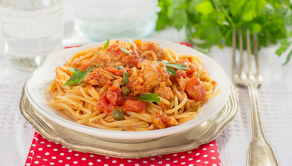 Spaghetti mit Thunfisch und Kapernblättern