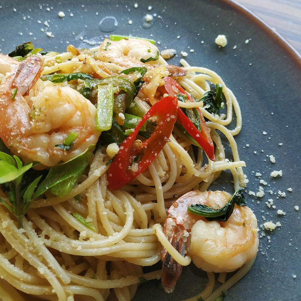 Spaghetti con gamberi e capperi