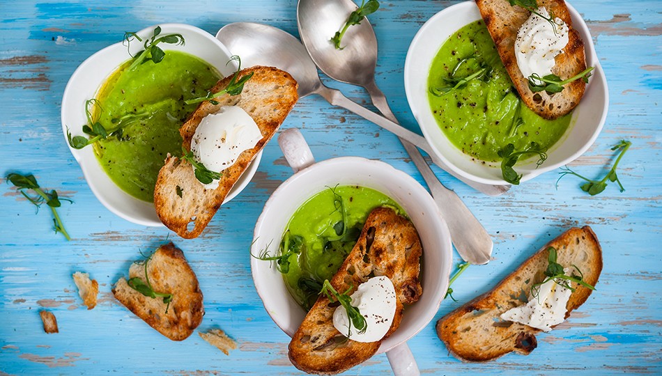 Zuppetta fredda di fave fresche e crostino di pane al rosmarino