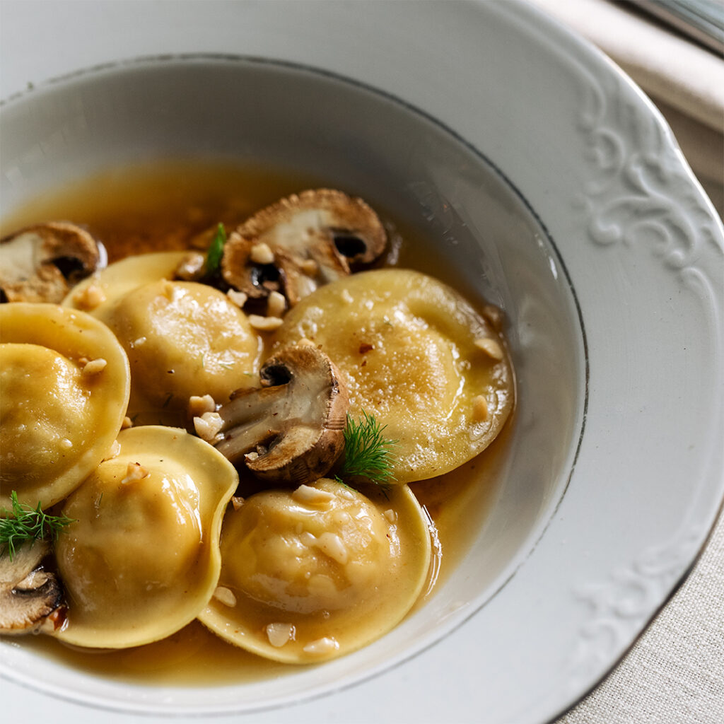 Tortelloni ripieni ai funghi porcini e nocciole