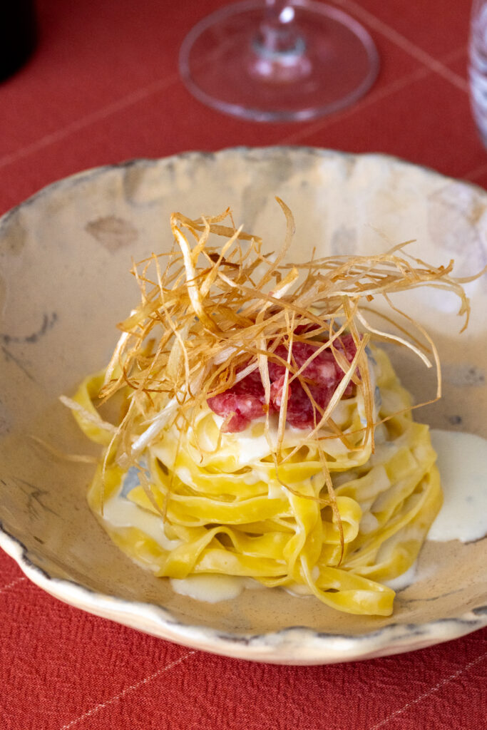 Tagliatelle con salsa al gorgonzola, porro fritto e briciole di salsiccia di Bra